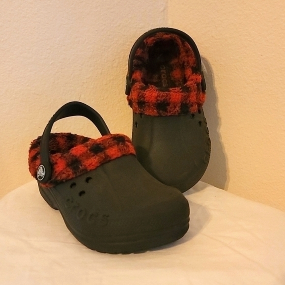 CHILDREN'S CLASSIC CROCS -‎ FLEECE LINED (sz 10-11)